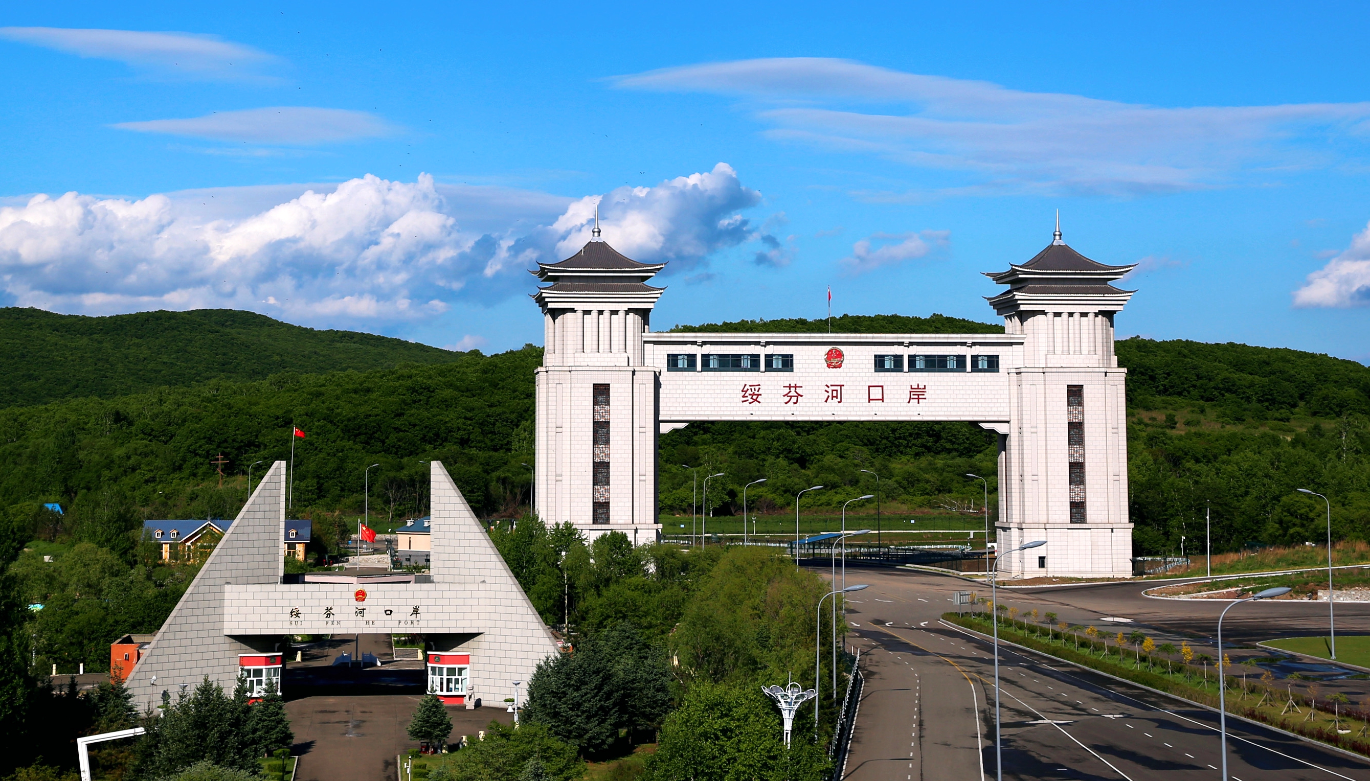 綏芬河公路口岸國門.jpg